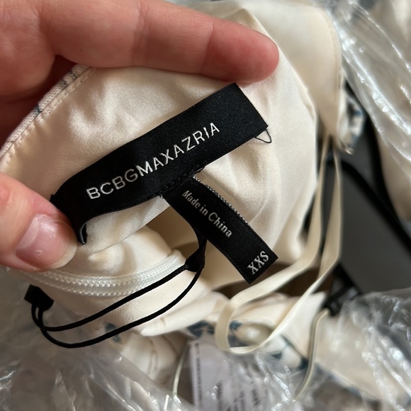 BCBGMAXAZRIA Floral Tiered V
Neck Open Back Ivory Blue Floral
Dress XXSmall NWT - Picture 7 of 8